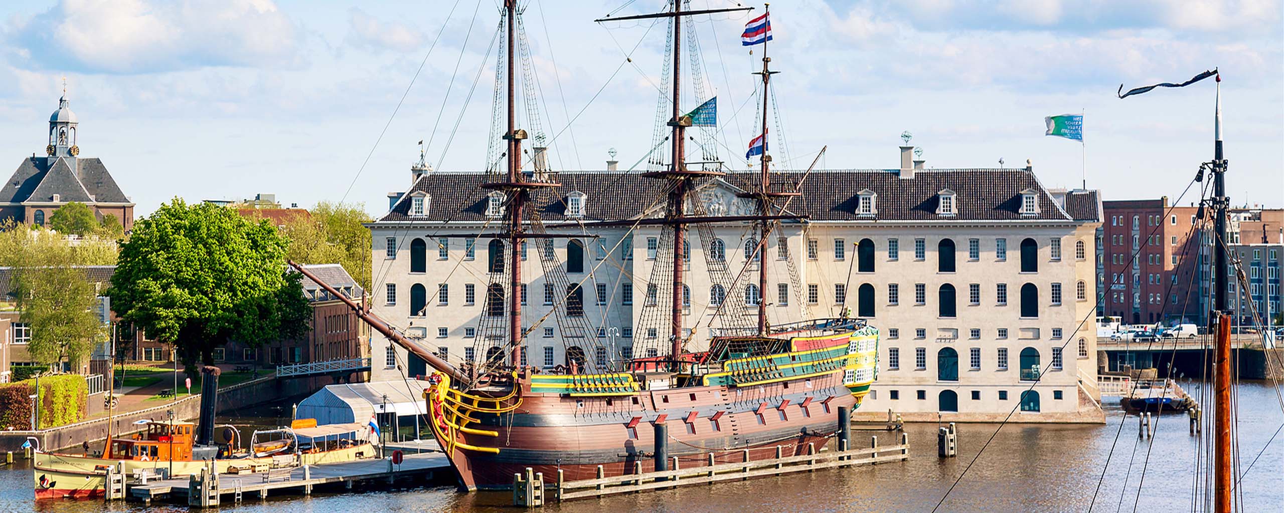 Foto van het scheepsvaart museum met de boot